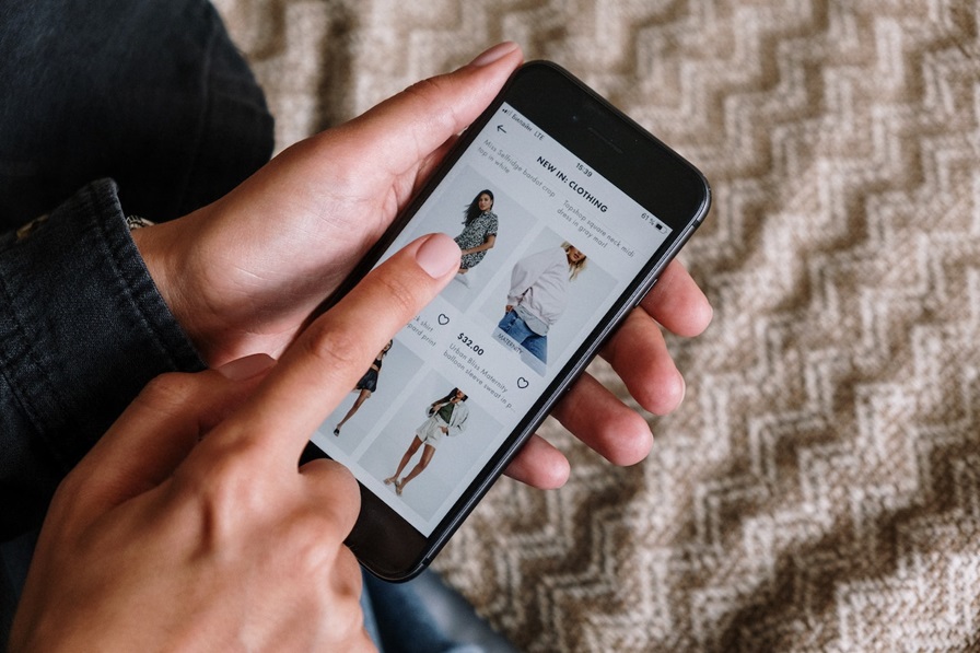 AI enables personalized online shopping experience.