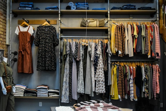 Retailers should establish online stores.